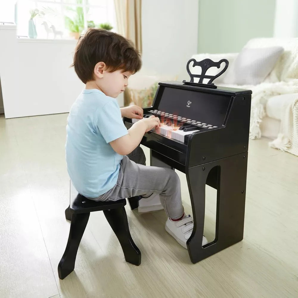 Bambino suona con il Pianoforte Impara con le Luci Hape