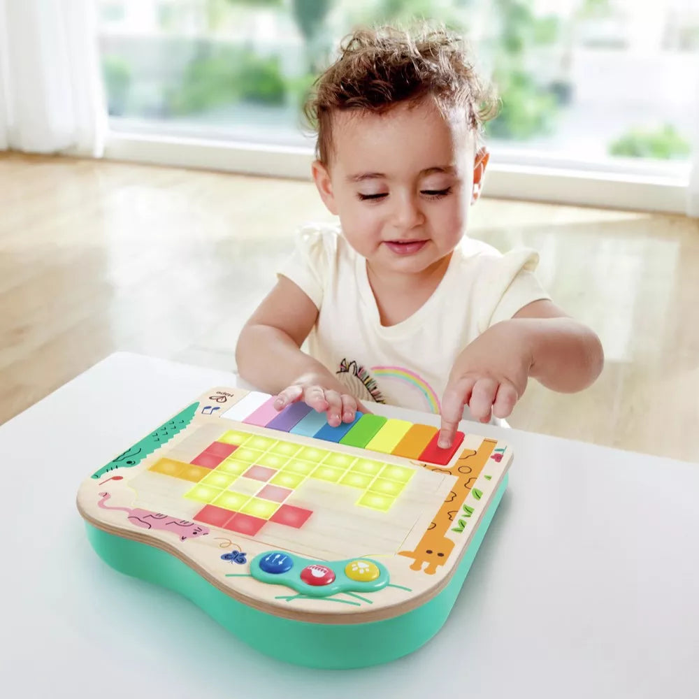 Bambino gioca con il Pianoforte Pixel Luci e Suoni Hape