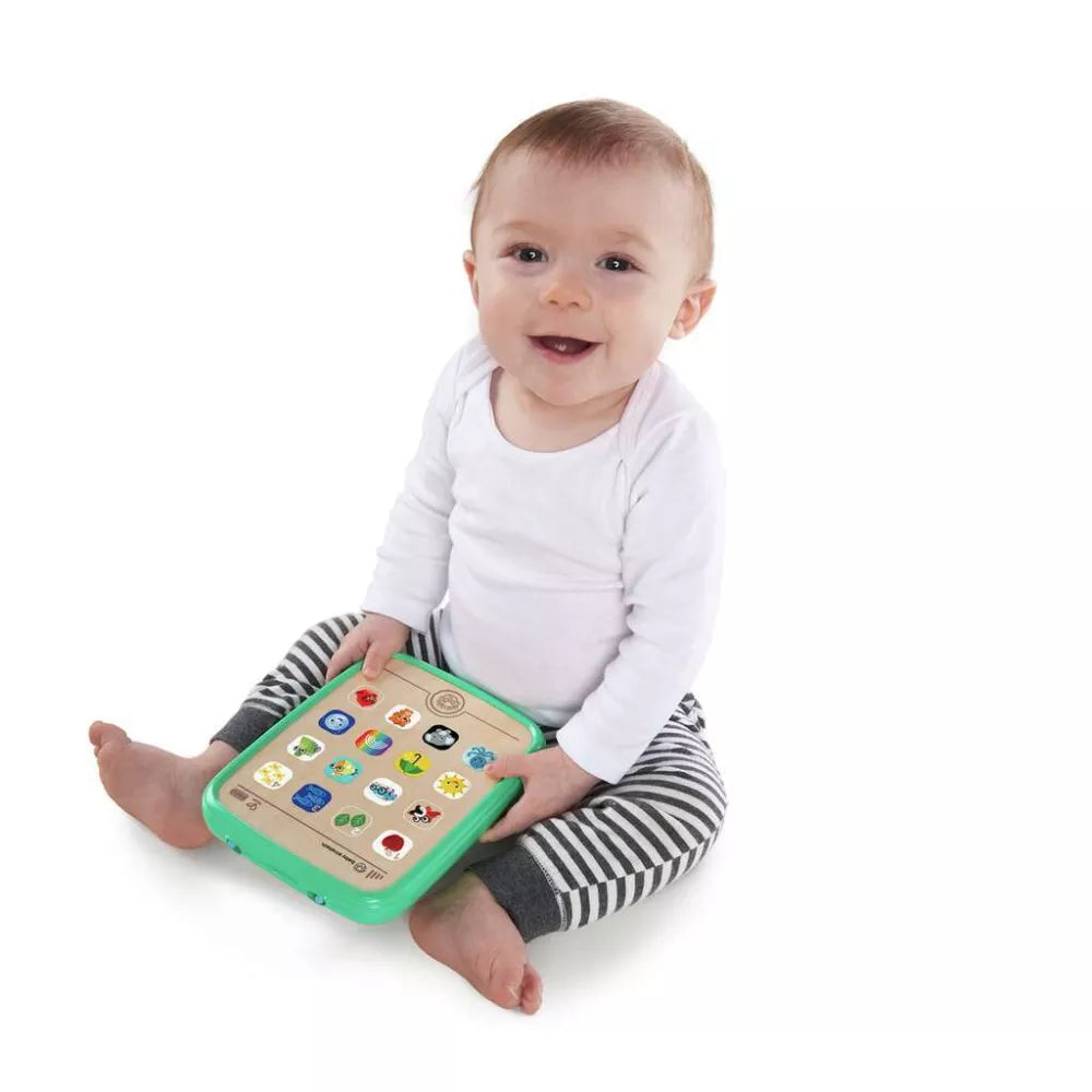Bambino con in mano il Tablet dal Tocco Magico Hape