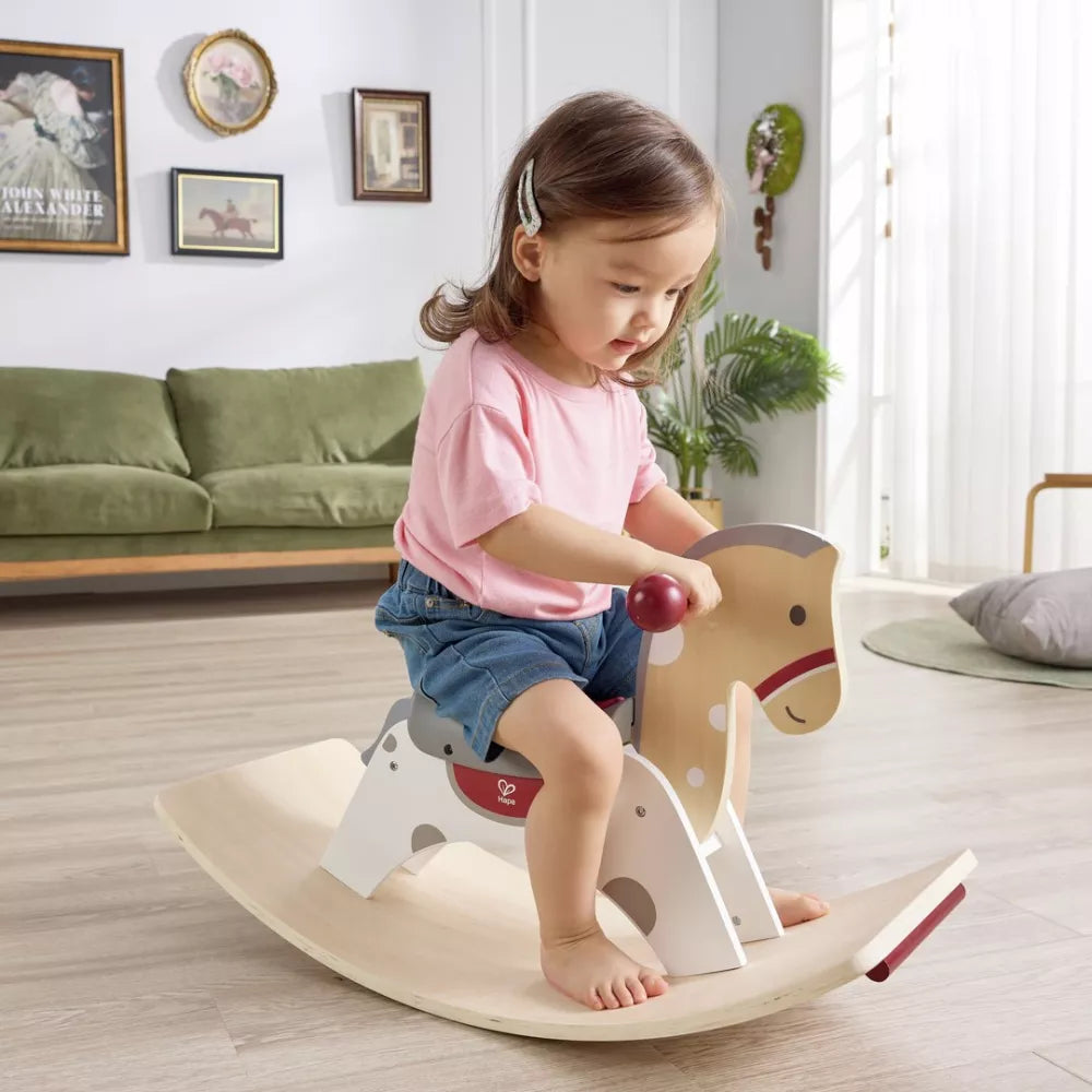 Bambina sopra il Cavallo a Dondolo 2 in 1 Hape