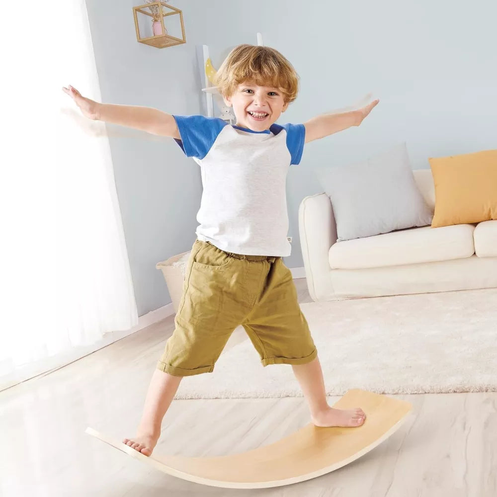 Bambino che usa la balance board del Cavallo a Dondolo 2 in 1 Hape