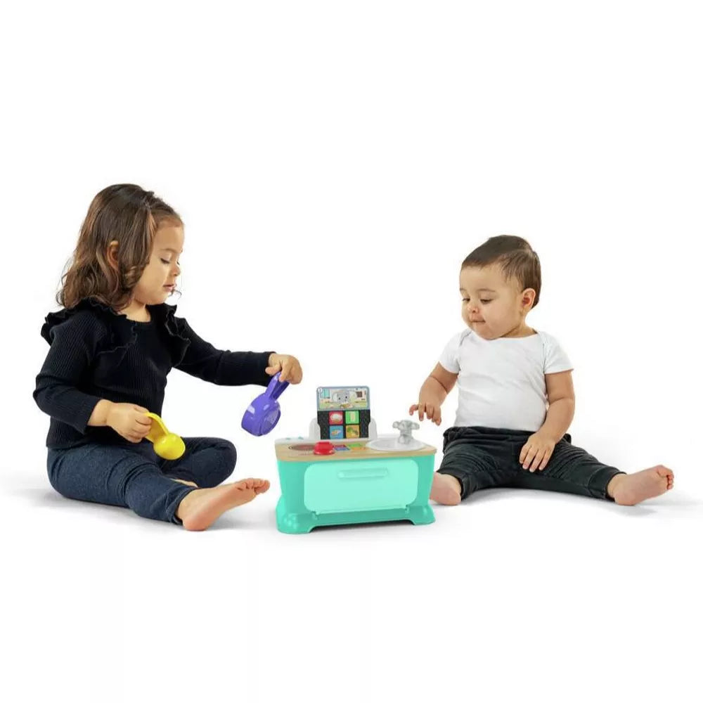 Bambini che giocano con la Cucina dal Tocco Magico Hape