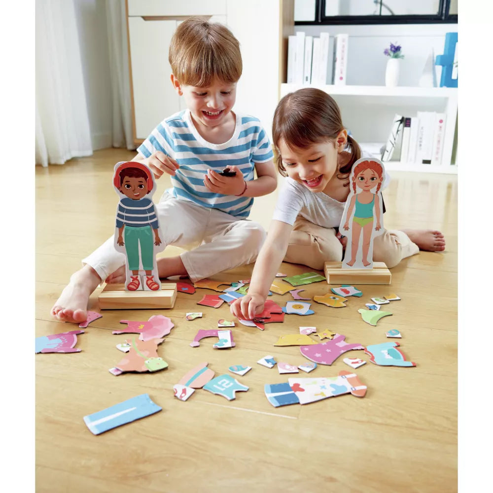 Bambini giocano con il Puzzle Vestiti Magnetici Hape