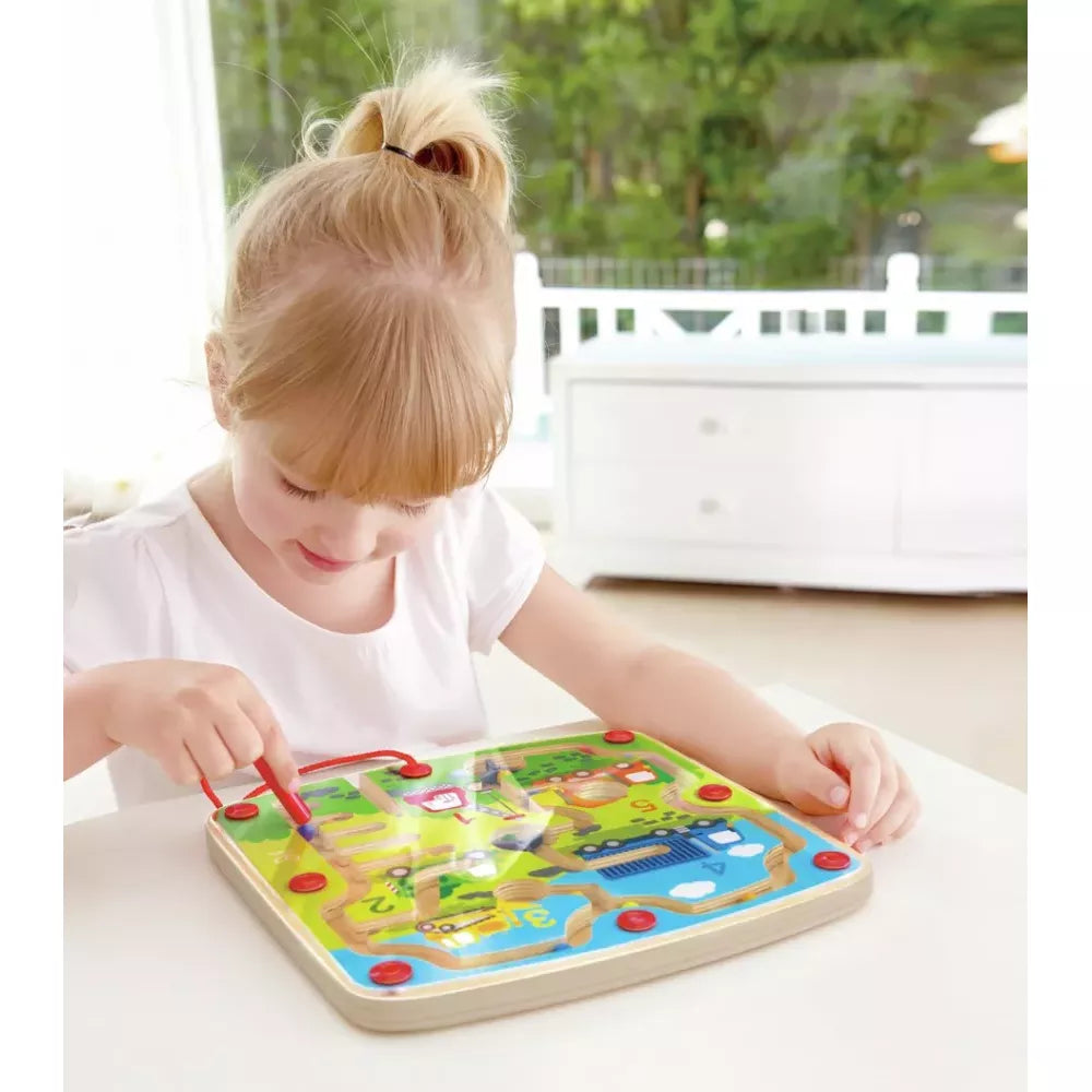 Bambina gioca con il Labirinto Magnetico Cantiere Hape