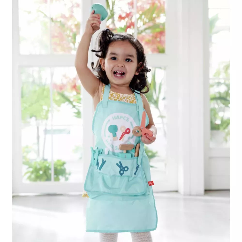 Bambina gioca con il Set Salone di Bellezza Hape