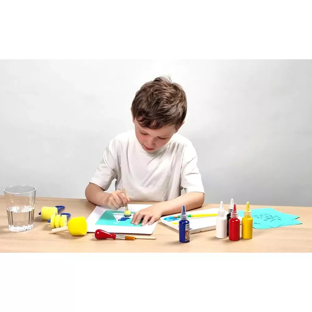 Bambino colora con le spugne del Set Creativo I Miei Primi Disegni Buki