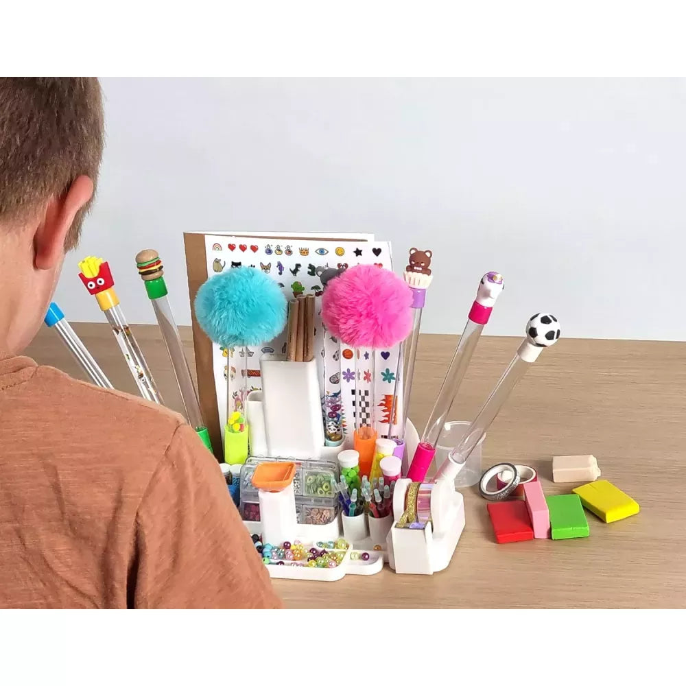 Bambino gioca con la Fabbrica delle Penne Buki