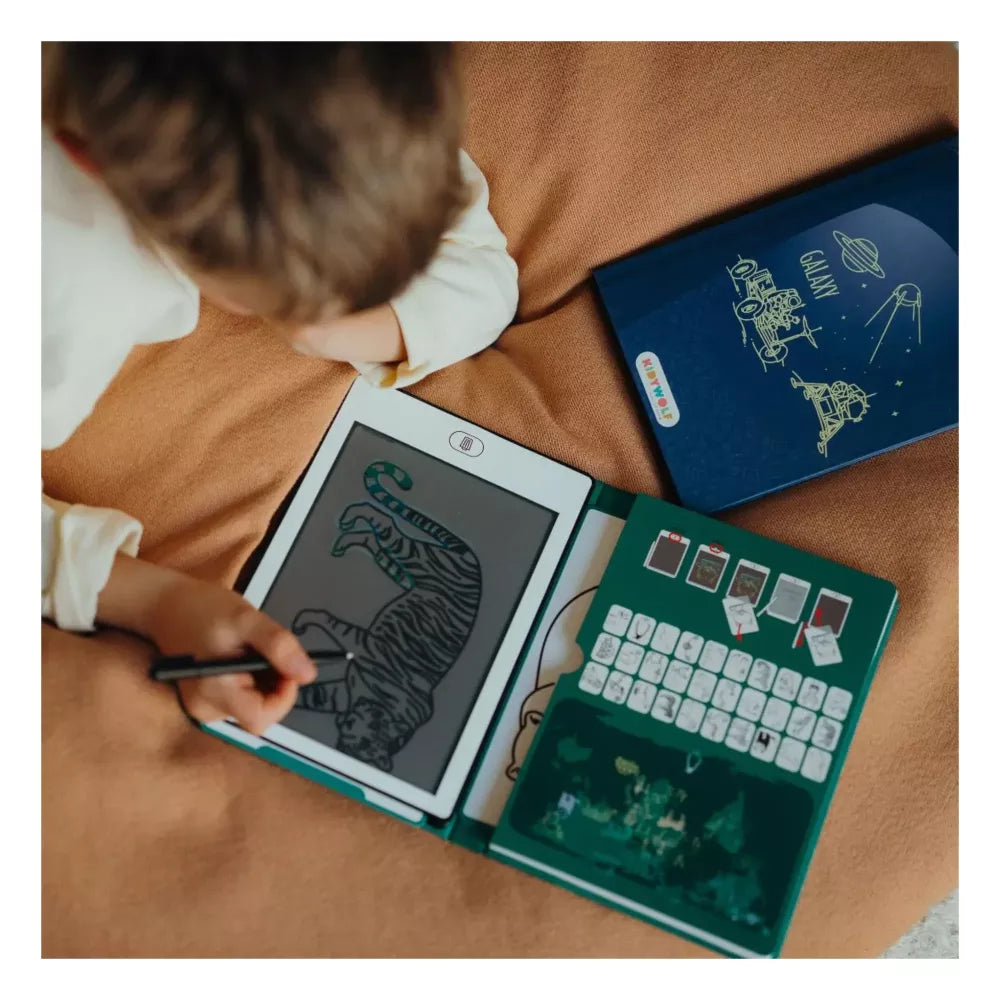 Bambino gioca con il Mini Tablet da Disegno Kidywolf animali del mondo