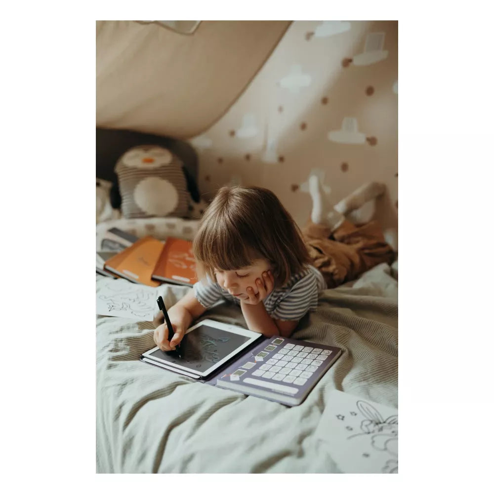 Bambina con il Mini Tablet da Disegno Kidywolf Fiabe