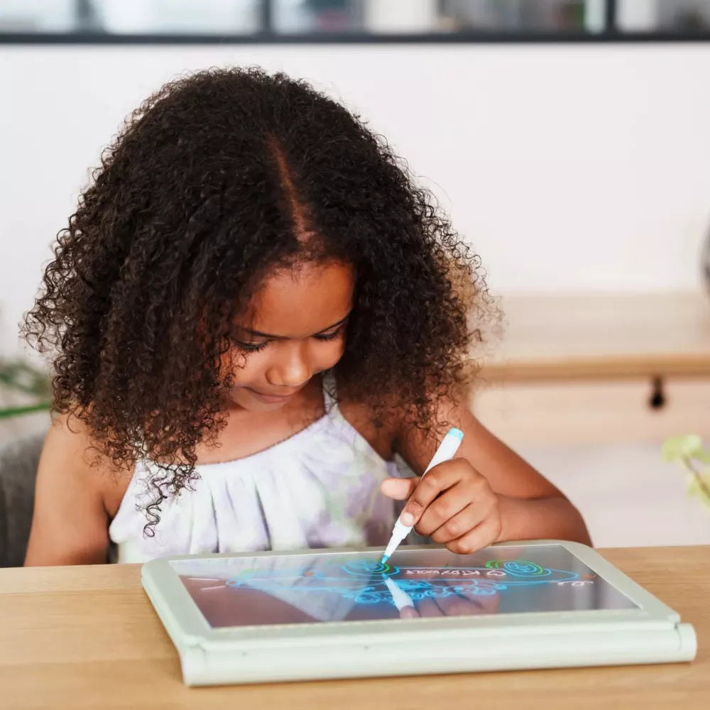 Bambina disegna sul lato scuro della Tavola Luminosa 2 in 1 Kidywolf