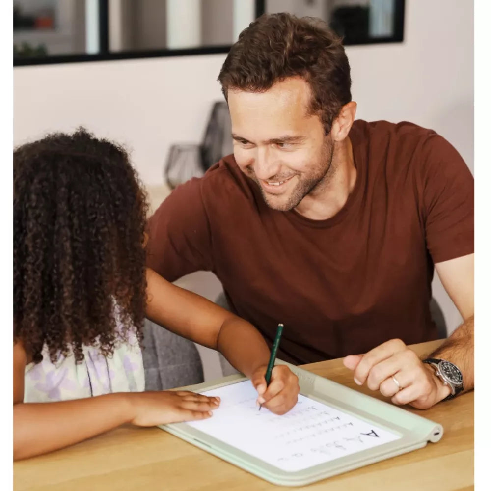Bambina ricalca le lettere sul lato chiaro della Tavola Luminosa 2 in 1 Kidywolf