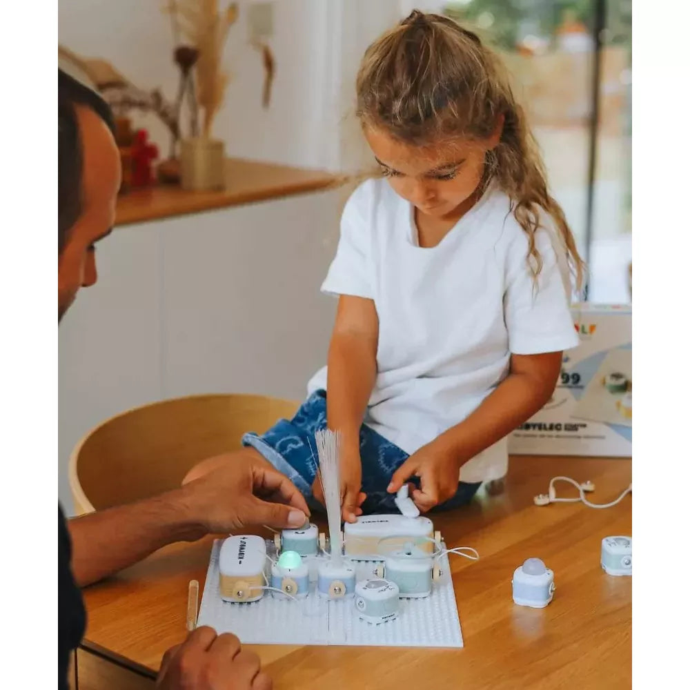 Bambina gioca con il Kit Elettricità Starter Kidywolf