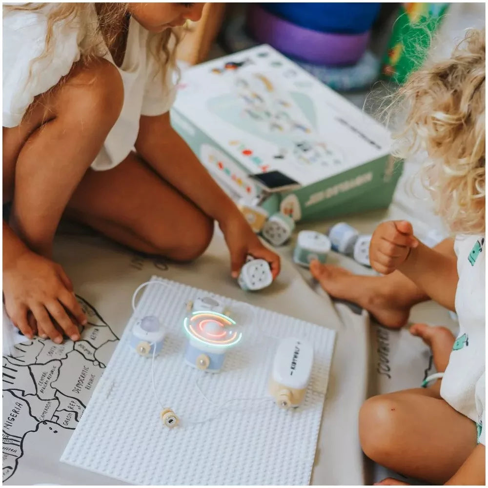 Bambini giocano con il Kit Elettricità Expert Kidywolf