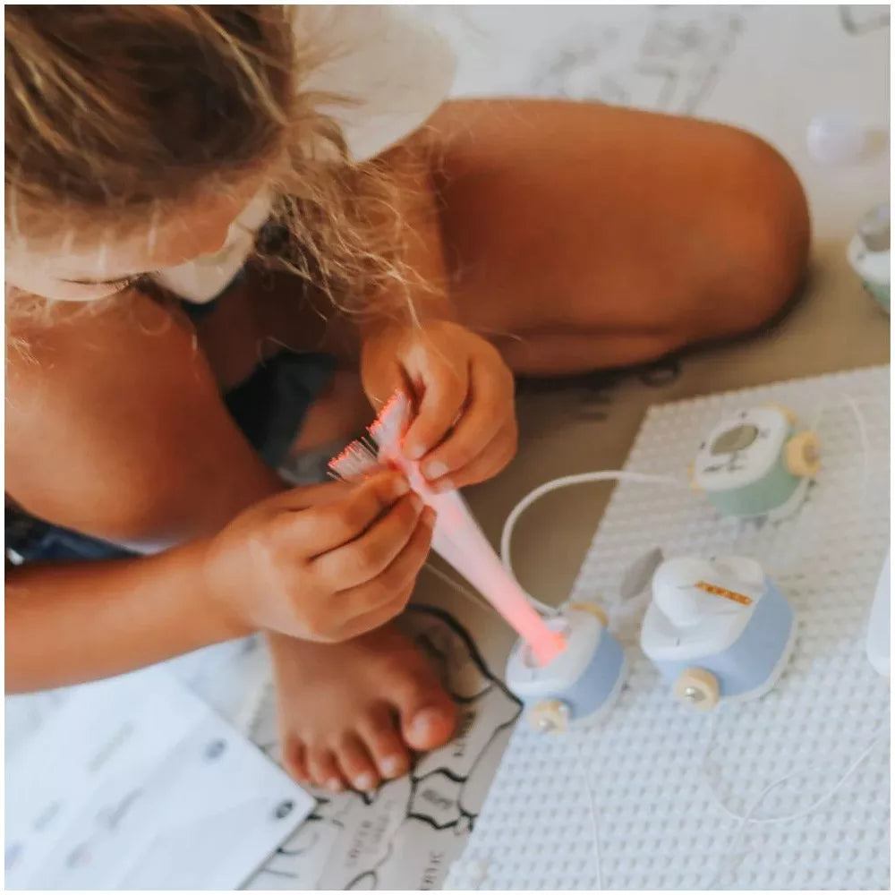 Bambina gioca con il Kit Elettricità Expert Kidywolf