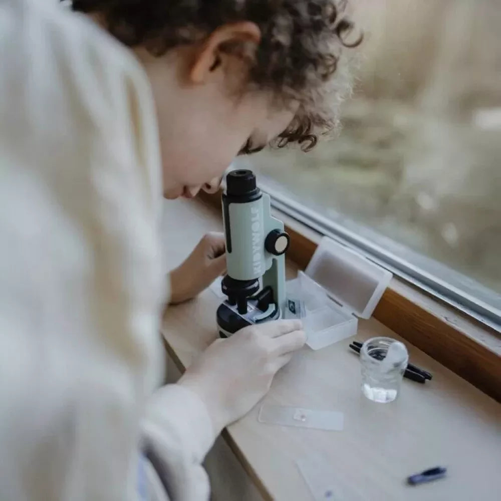 Bambino usa il Microscopio Portatile Kidywolf