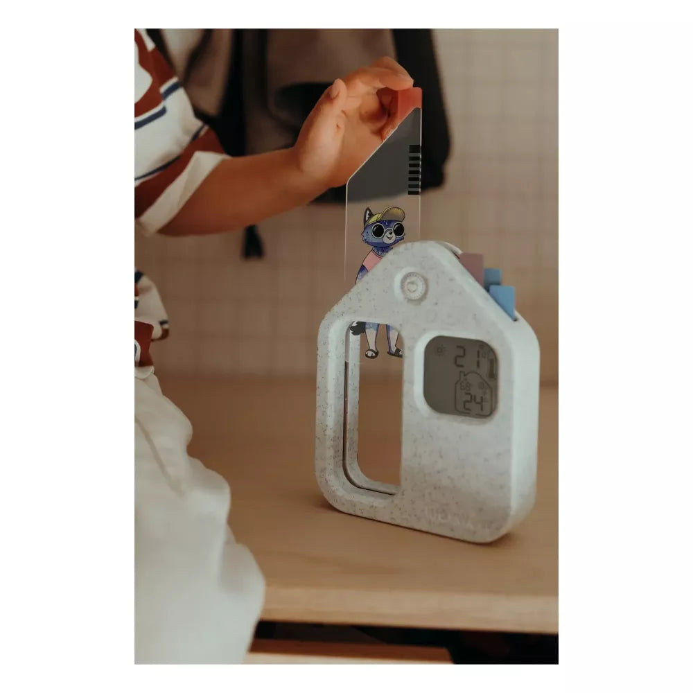 Bambino inserisce una scheda nella Stazione Meteorologica Educativa Kidywolf