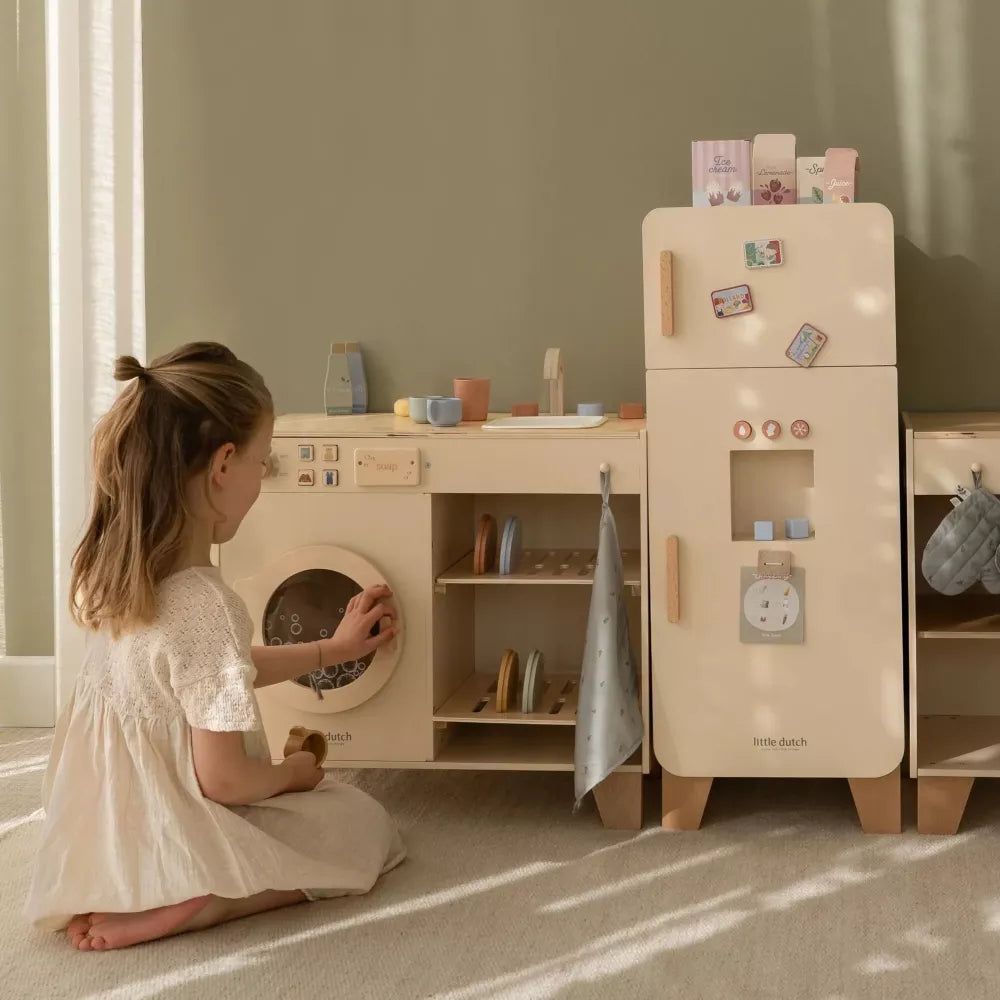 Bambina gioca con la Lavatrice in Legno Little Dutch Limited Edition