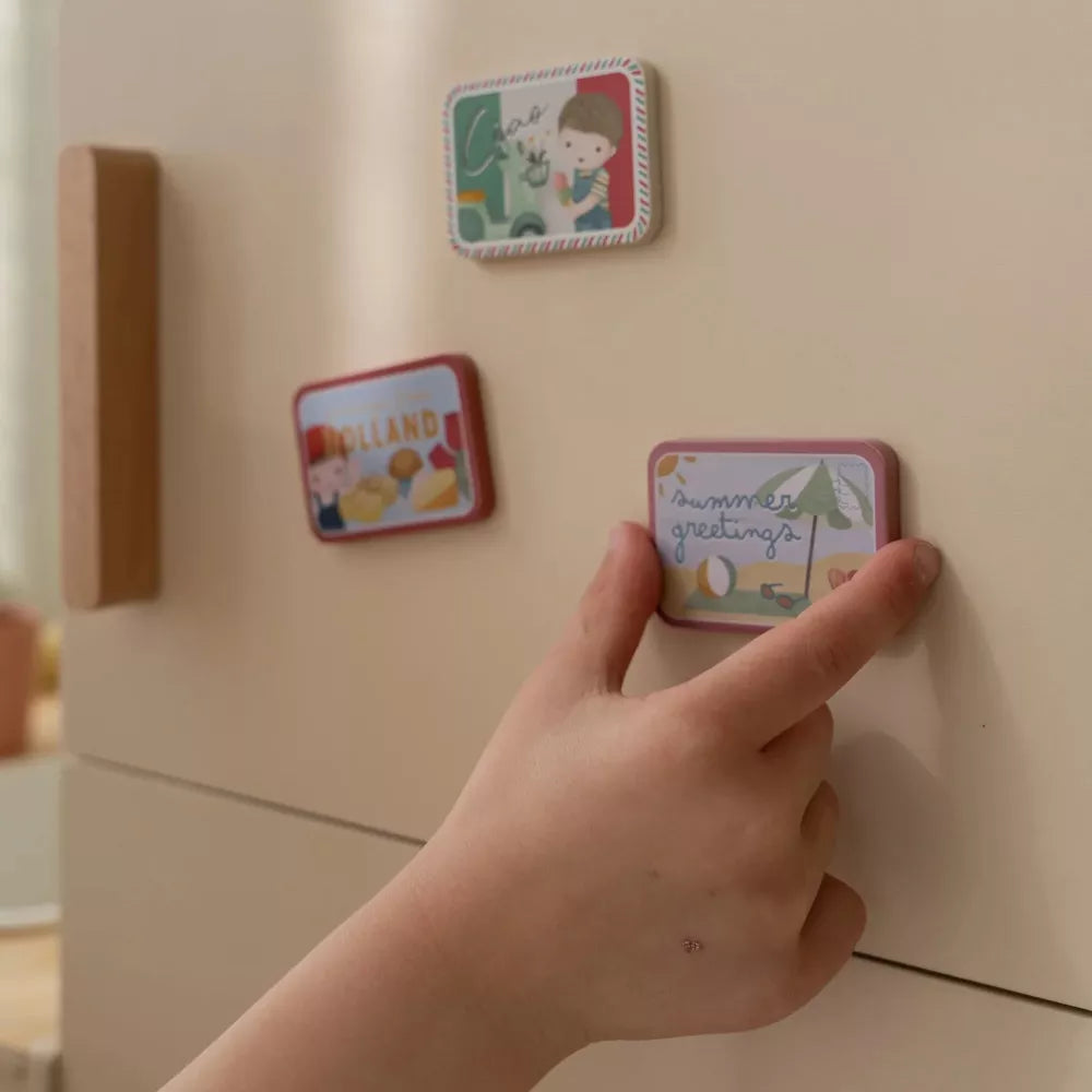 Bambino attacca i magneti sul Frigorifero in Legno Little Dutch Limited Edition