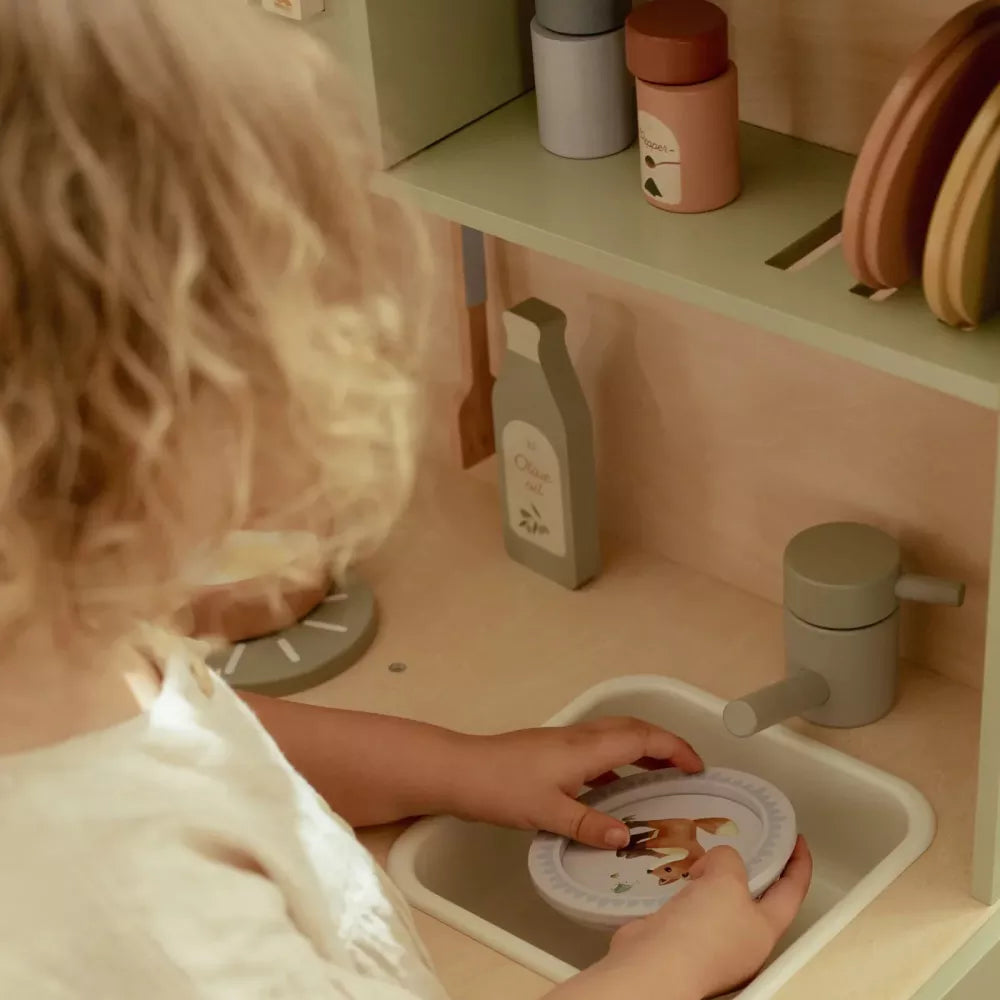 Bambina gioca con i piatti della Cucina in Legno Verde Little Dutch