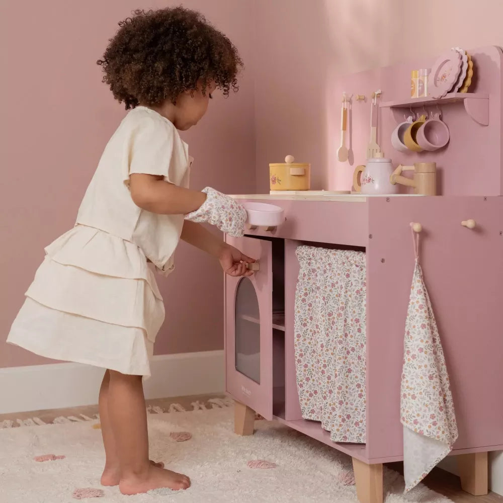 Bambina gioca con la Cucina in Legno Rosa Little Dutch