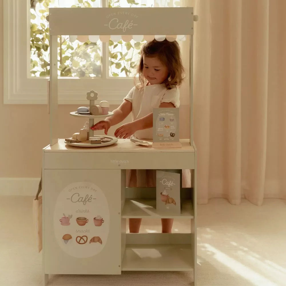 Bambina gioca con l'Alzata per Dolci in Legno Little Dutch