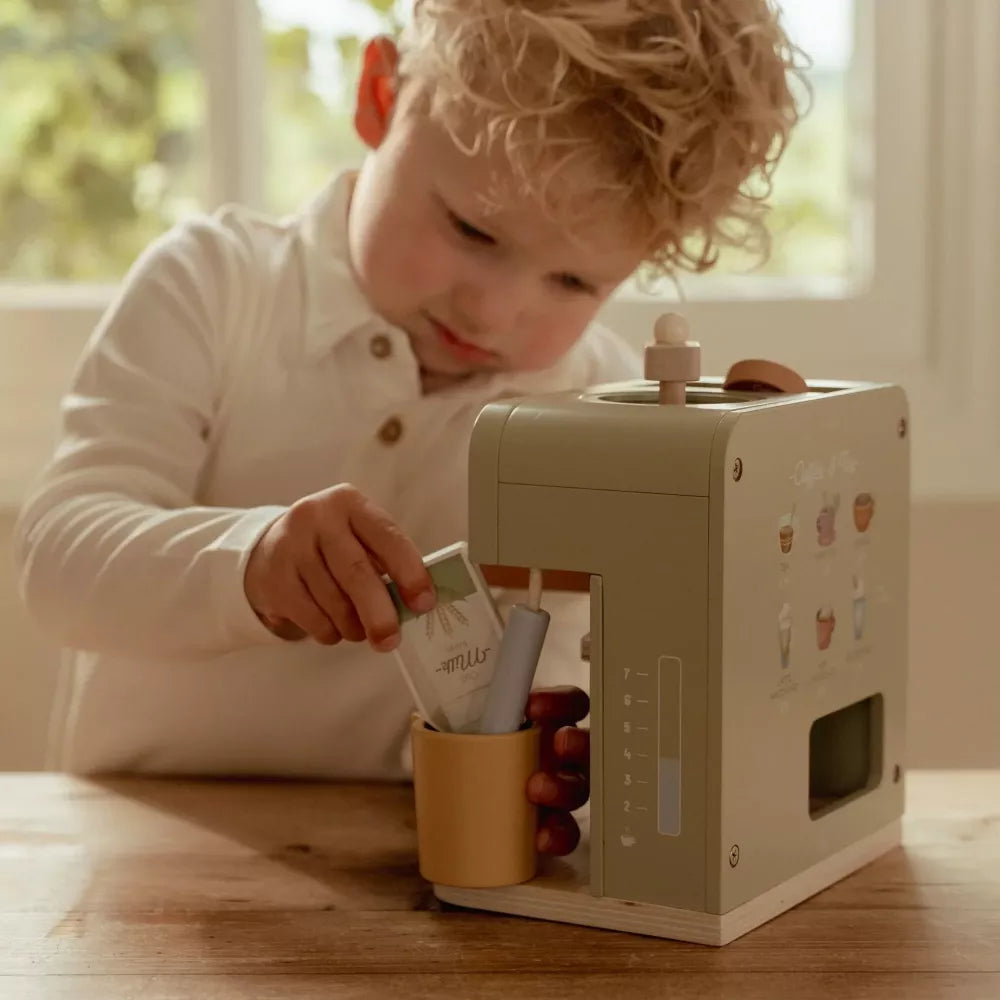 Bambino prepara il latte caldo con la Macchina del Caffè Little Dutch