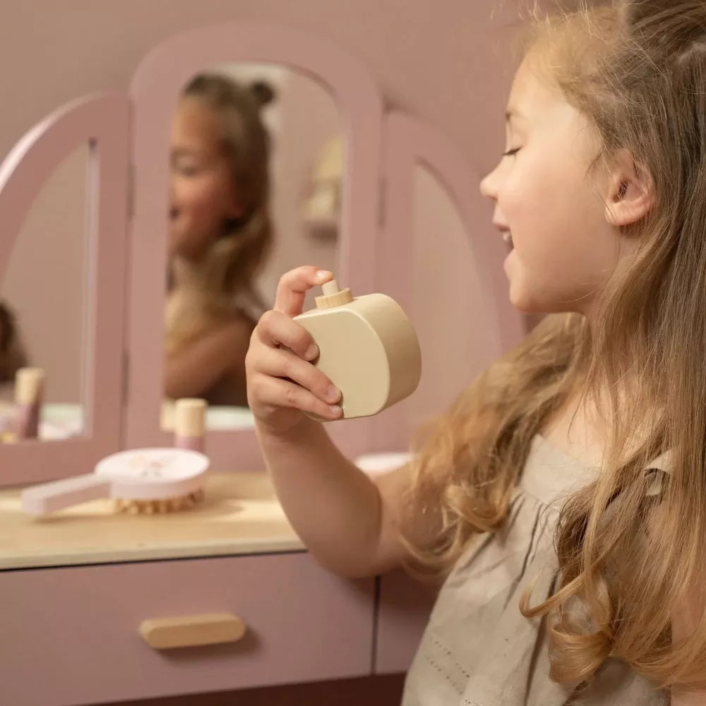 Bambina si diverte con gli accessori della Toeletta in Legno Rosa Little Dutch