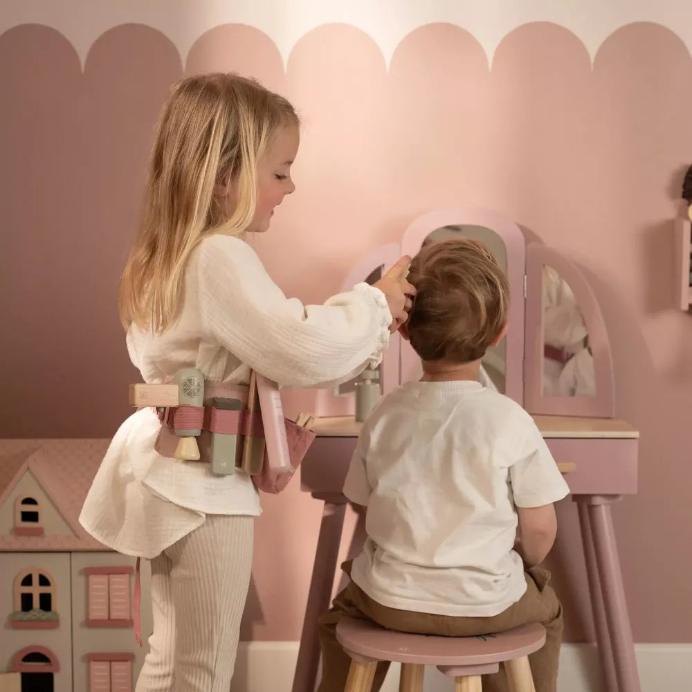 Bambina gioca con il Set da Parrucchiere Rosa Little Dutch