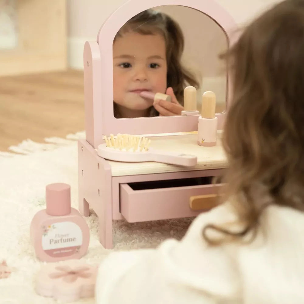 Bambina gioca con la Specchiera Vanity Little Dutch