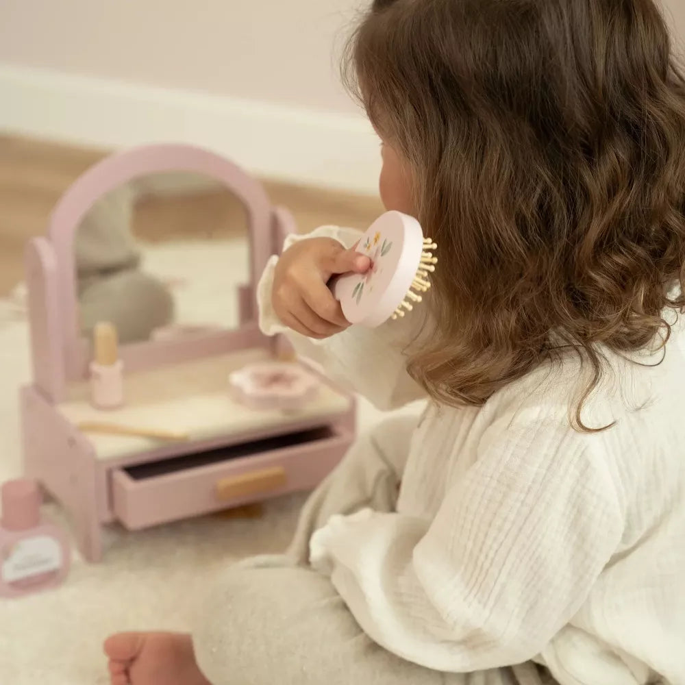 Bambina usa la spazzola inclusa con la Specchiera Vanity Little Dutch