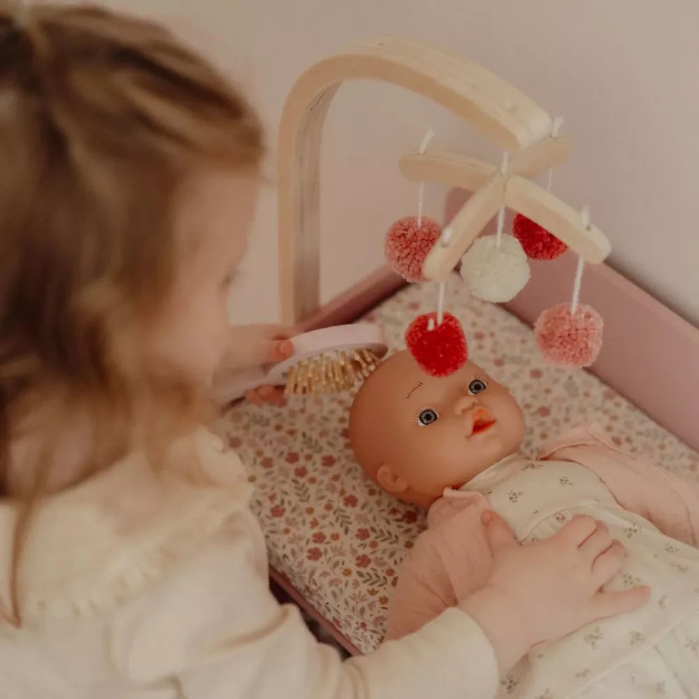 Bambina gioca con una bambola sul Mobile Fasciatoio per Bambole Little Dutch