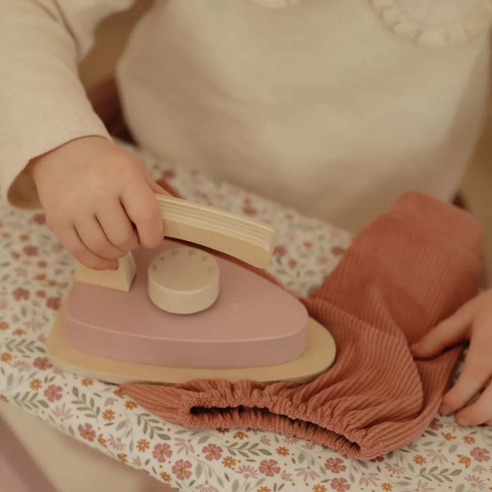 Dettaglio Asse e Ferro da Stiro in Legno Little Dutch