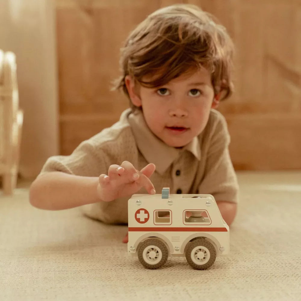 Bambino gioca con l'Ambulanza in Legno Little Dutch
