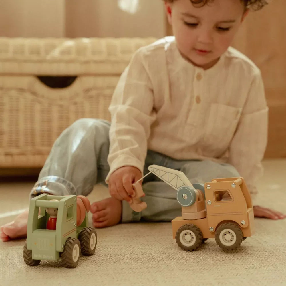 Bambino gioca con la Gru in Legno Little Dutch