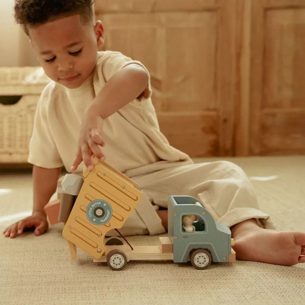 Bambino gioca con il Set Camion Ribaltabile in Legno Little Dutch