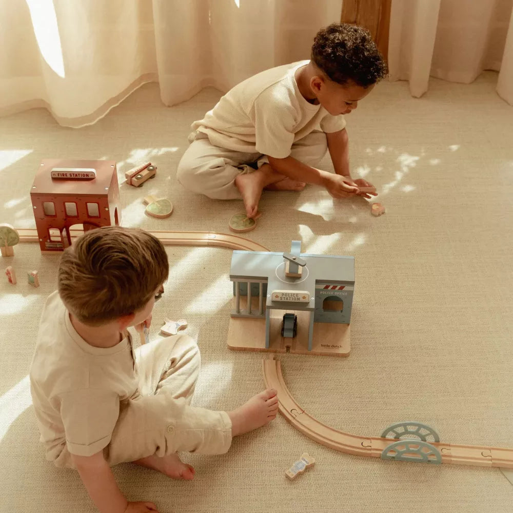 Bambini giocano con la Caserma dei Pompieri in Legno Little Dutch e la Stazione di Polizia Little Dutch