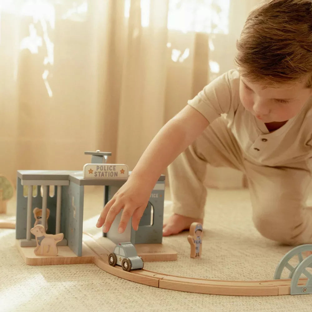 Bambino gioca con la Stazione della Polizia in Legno Little Dutch