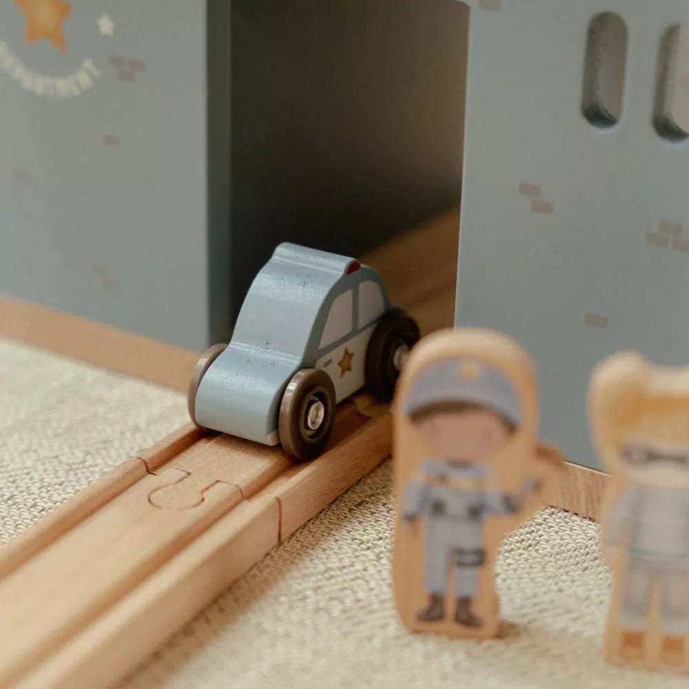 Dettaglio della macchinina della Stazione della Polizia in Legno Little Dutch