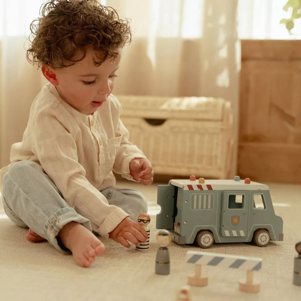 Bambino gioca con il Set Furgone della Polizia in Legno Little Dutch