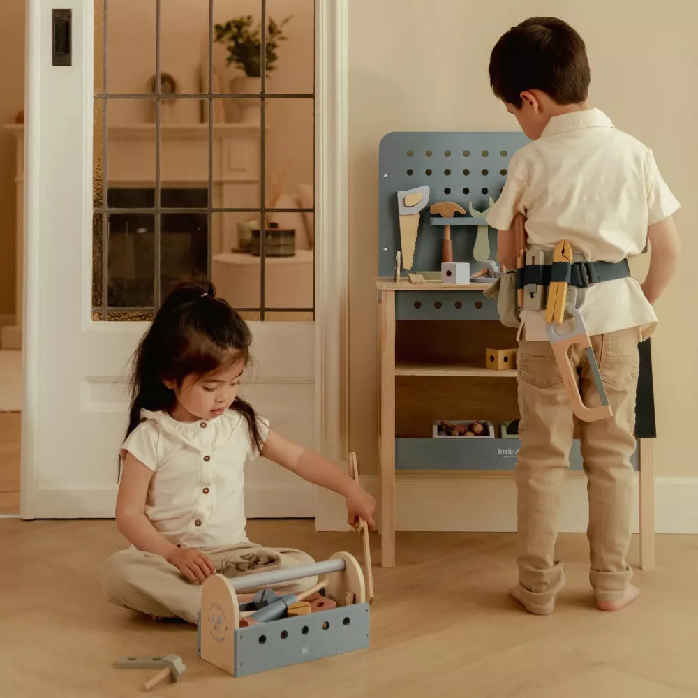 Bambini giocano con la Cassetta degli Attrezzi Little Dutch e il banco da lavoro