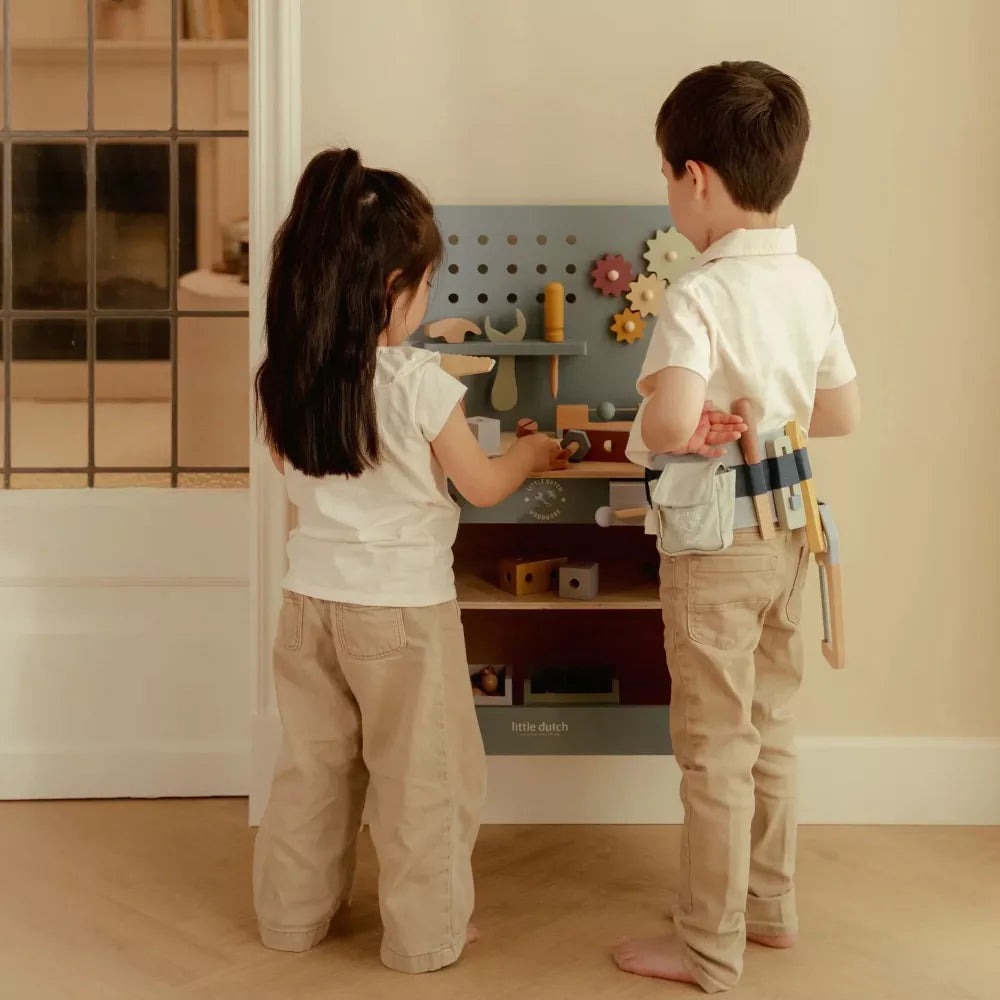 Bambini giocano con il Banco da Lavoro Little Dutch