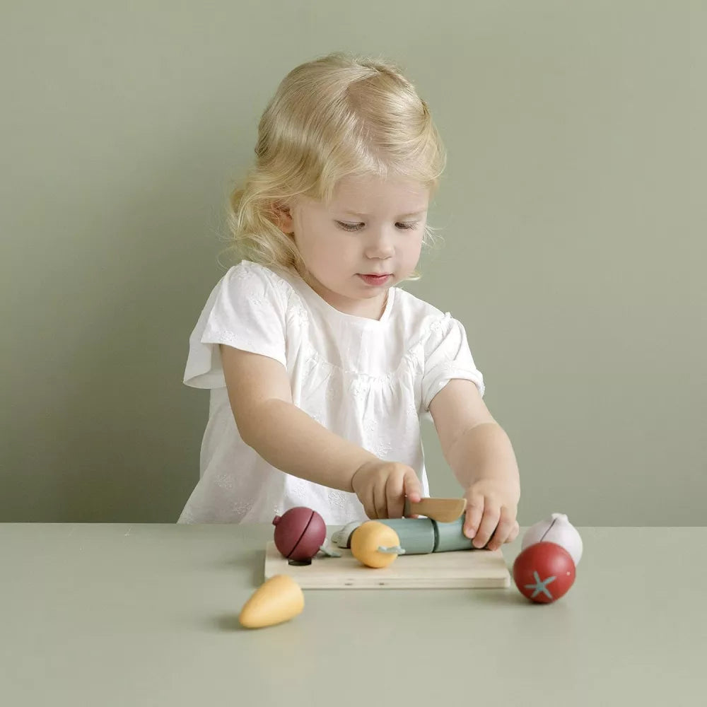 Bambina gioca con la Verdura da Tagliare in Legno Little Dutch