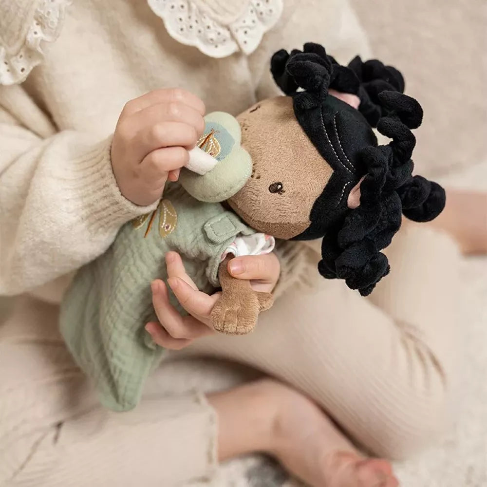 Bambina da il ciuccio alla Bambola Evi con Accessori Little Dutch