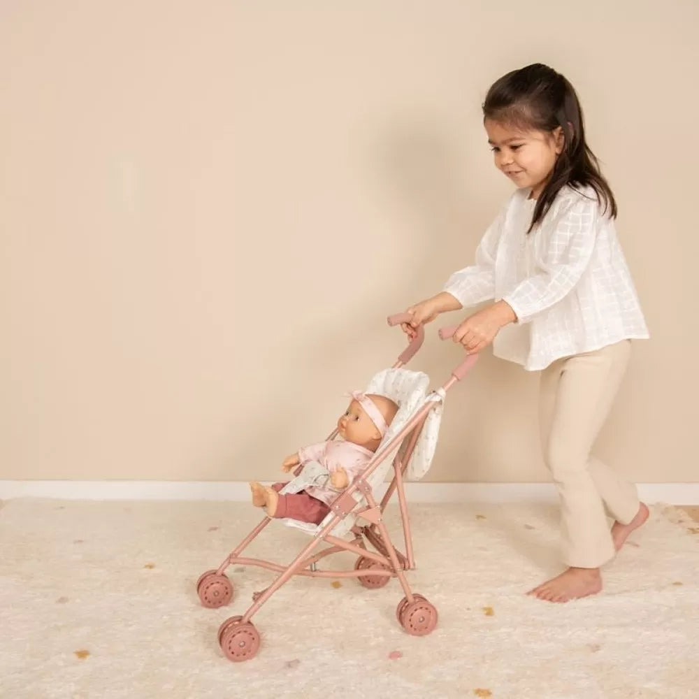 Bambina spinge il Passeggino per Bambole Pieghevole Little Dutch
