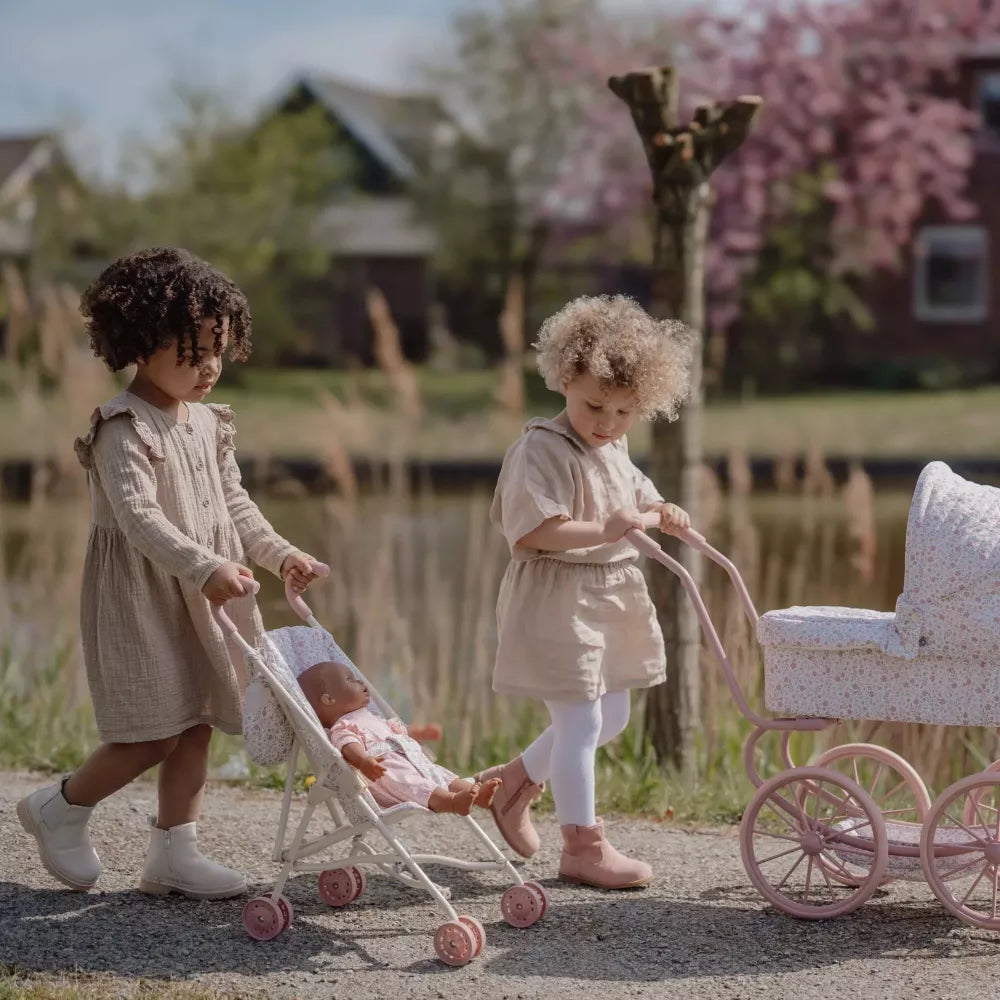 Bambina gioca con il Passeggino per Bambole Bianco Little Dutch