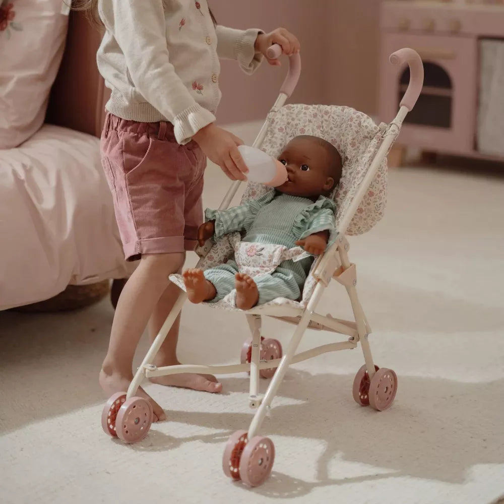 Bambina dà il biberon al bambolotto sul Passeggino per Bambole Bianco Little Dutch