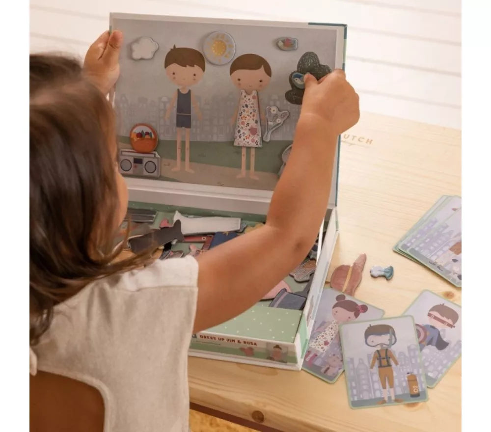 Bambina gioca con il Gioco Magnetico Jim e Rosa Little Dutch