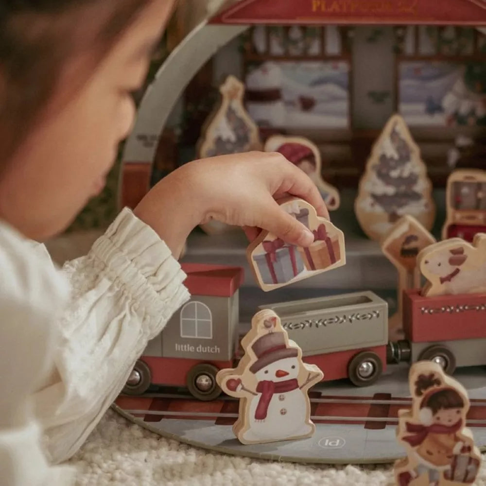 Bambina gioca con il Calendario dell'Avvento Trenino Little Dutch