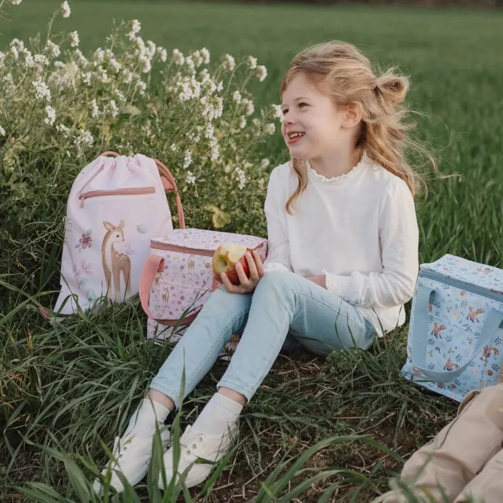 Bambina nel prato con la Sacca da Ginnastica Little Dutch Fairy Garden