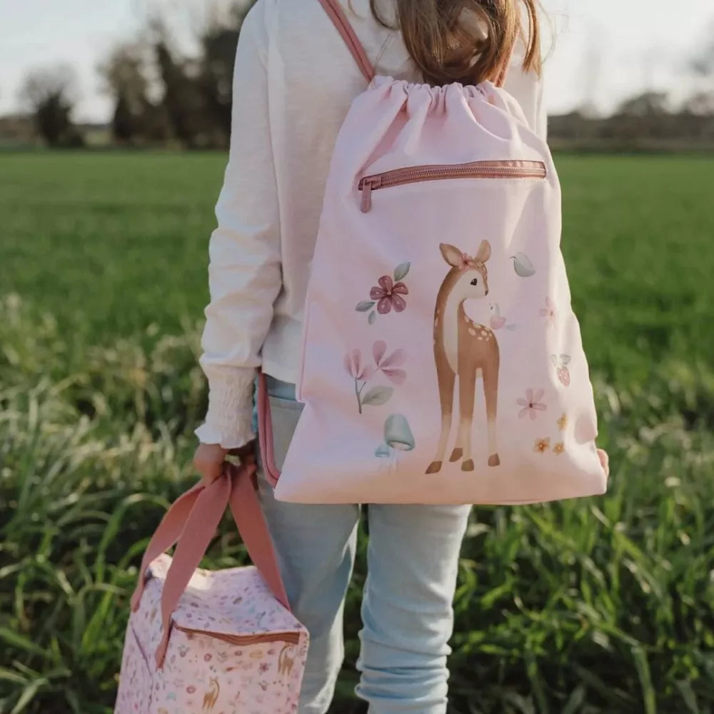 Bambina con la Sacca da Ginnastica Little Dutch Fairy Garden a spalle